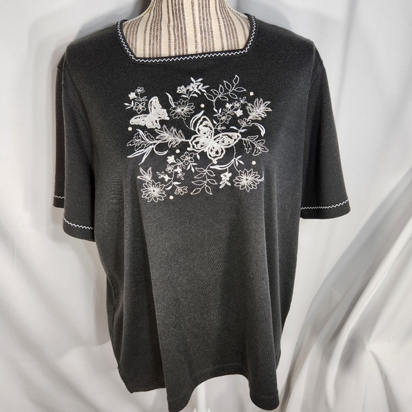 Bon Worth Black w/ White Butterfly Embroidered Graphic Short Sleeve Top Medium - Picture 1 of 10